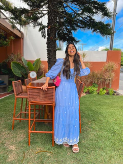 vestido azul claro listrado longo barrado no