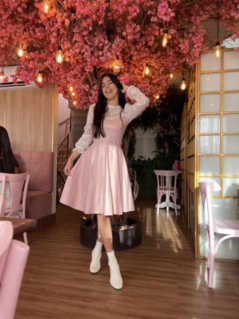 Vestido couro rosê com detalhes e manga tule