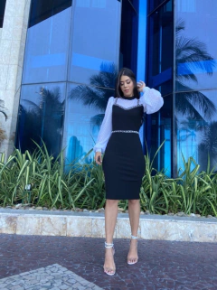 Preto com manga bufante de tule e detalhes em tweed