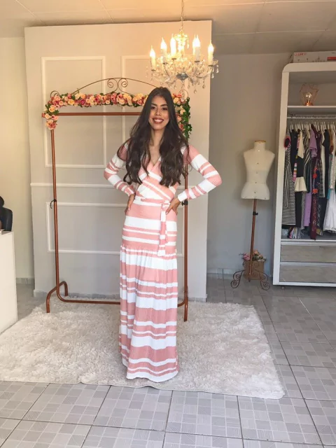 Longo deuso, listrado e plissado. Tecido todo trabalhado