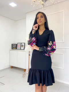 Vestido preto com mangas bufantes