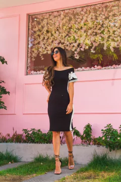 Vestido tubinho preto com lateral branca e detalhe de bico na manga
