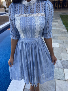 Vestido Azul bebê com detalhes de bico na internet