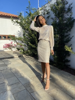 Vestido com parte da blusa plissada e saia paetês dourado na internet