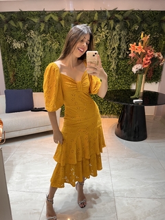 Vestido laser mostarda dois babados