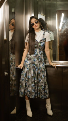 Vestido xadrez azul sobreposição