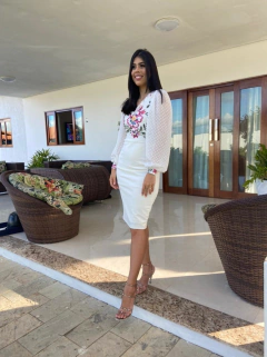 Off tubinho com bordado e manga bufante de tule - comprar online