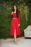Vestido vermelho evasê com fenda