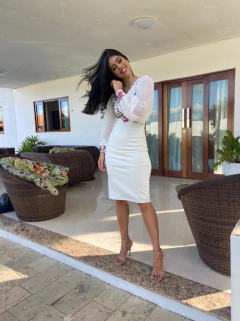 Off tubinho com bordado e manga bufante de tule - Erica Rafaelly