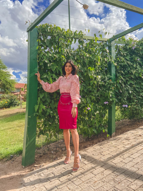 Vestido blusa cambraia e saia napa