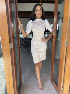 Vestido renda off com lurex dourado e detalhes de bico e manga de pérolas