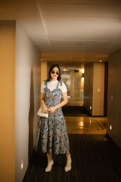 Vestido xadrez azul sobreposição na internet