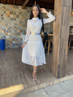 Vestido branco off tule de poá com detalhes de bico