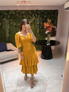 Vestido laser mostarda dois babados na internet