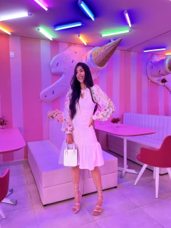 Vestido branco manga tule bordado