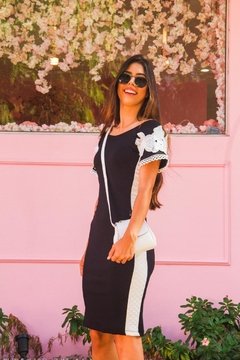 Vestido tubinho preto com lateral branca e detalhe de bico na manga na internet