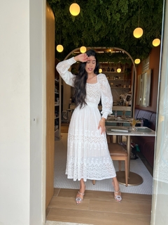 Vestido branco de renda franzido
