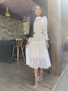 Vestido branco off tule de poá com detalhes de bico - comprar online