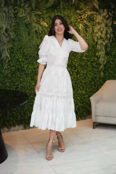 Vestido branco com fios de lurex e detalhes em bico na internet