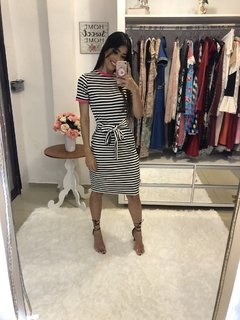 Vestido listrado e neon na internet