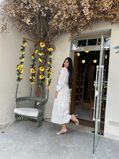 Vestido branco de renda franzido - comprar online