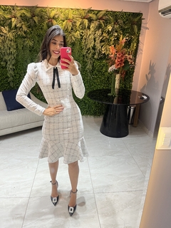 vestido tweed off com pedrarias e gravatinha - Erica Rafaelly