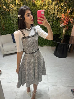 vestido ladylike tweed com detalhes na internet