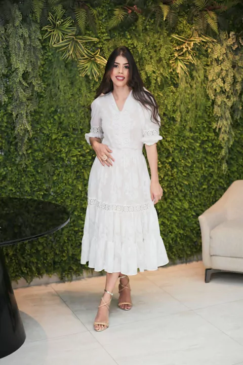 Vestido branco com fios de lurex e detalhes em bico