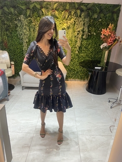 Vestido transpassado tubinho estampado na internet