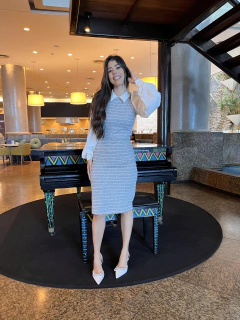 Vestido tweed cinza com detalhes de lurex e pérola