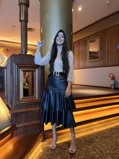 Vestido com blusa en pedras e saia de couro fake na internet