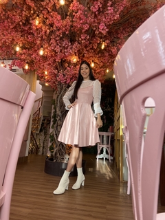 Vestido couro rosê com detalhes e manga tule - comprar online