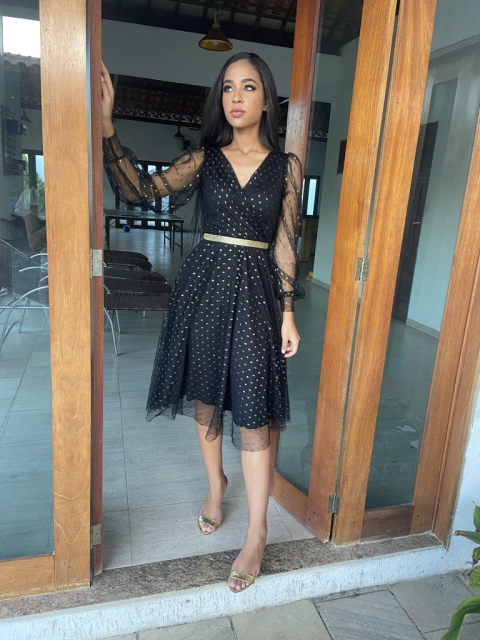 Vestido tule preto com poa dourado