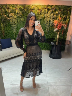 Vestido preto de renda plissada