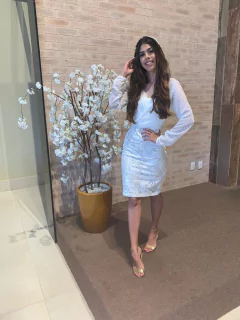 Vestido branco transpassado com saia de paetês