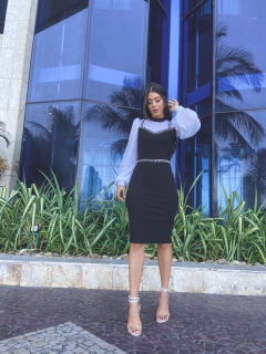 Preto com manga bufante de tule e detalhes em tweed na internet