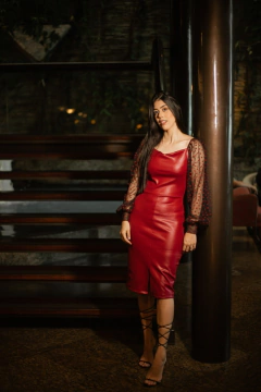 Vestido couro fake vermelho com mangas de tule