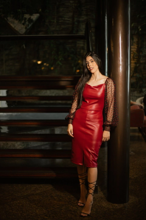 Vestido couro fake vermelho com mangas de tule