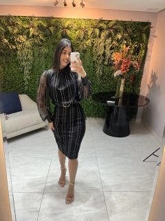 Vestido de tule com fios de lurex dourado na internet