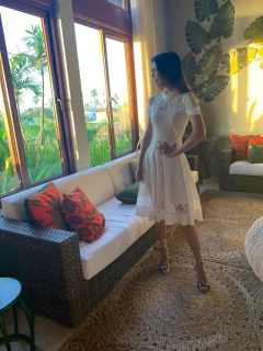 Vestido Lady Like branco com detalhes renda na internet