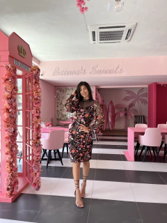 Vestido preto em tule bordado na internet