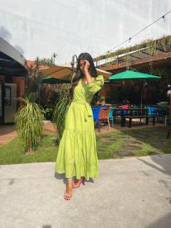 vestido verde com poá bordado na internet