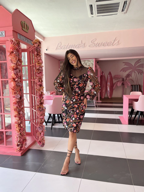 Vestido preto em tule bordado