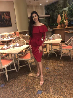 Vestido vermelho com transparência e faixa