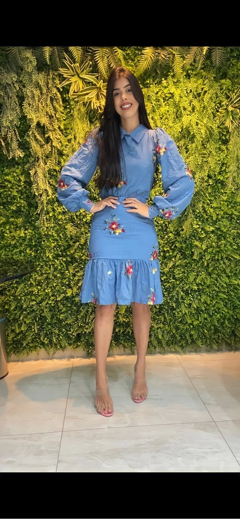 Vestido cambraia azul bordado