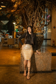 Vestido com saía ( na frente ) de paete dourado