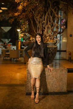 Vestido com saía ( na frente ) de paete dourado