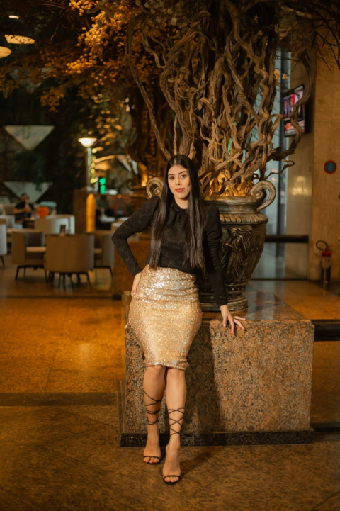 Vestido com saía ( na frente ) de paete dourado