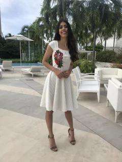 Vestido branco aplique floral