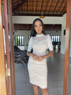 Vestido renda off com lurex dourado e detalhes de bico e manga de pérolas - comprar online